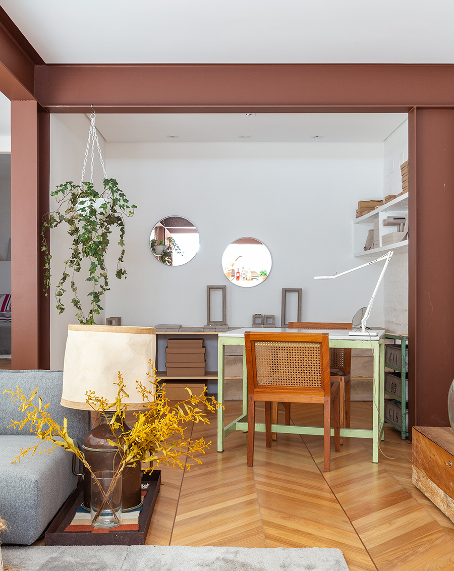 Sala com home office e piso espinho de peixe