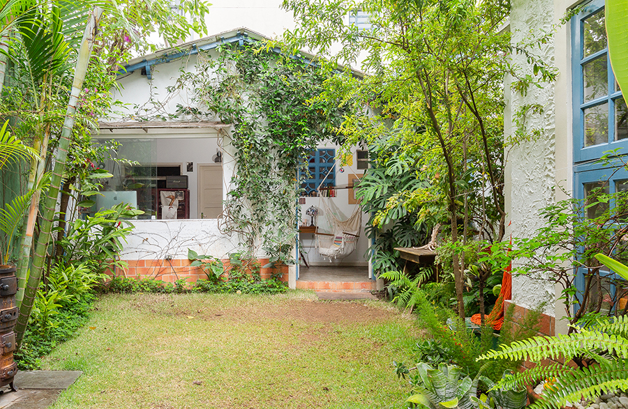 Casa com quintal e jardim