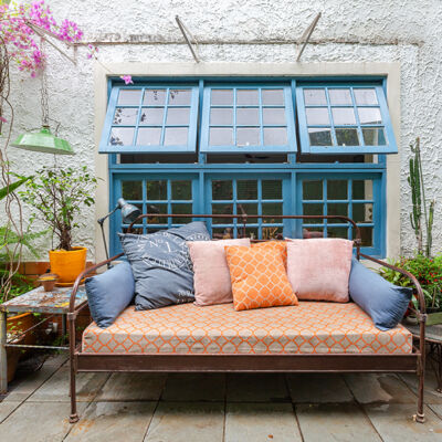 Jardim com sala ao ar livre e móveis de ferro