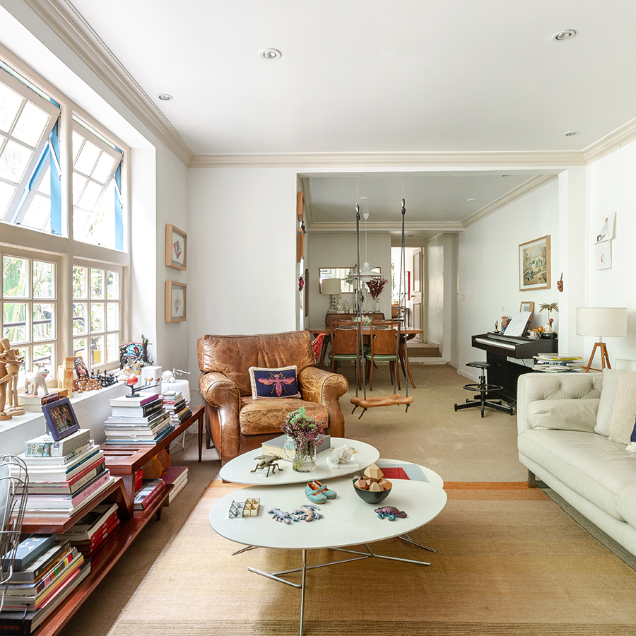 Sala com móveis vintage e poltrona de couro