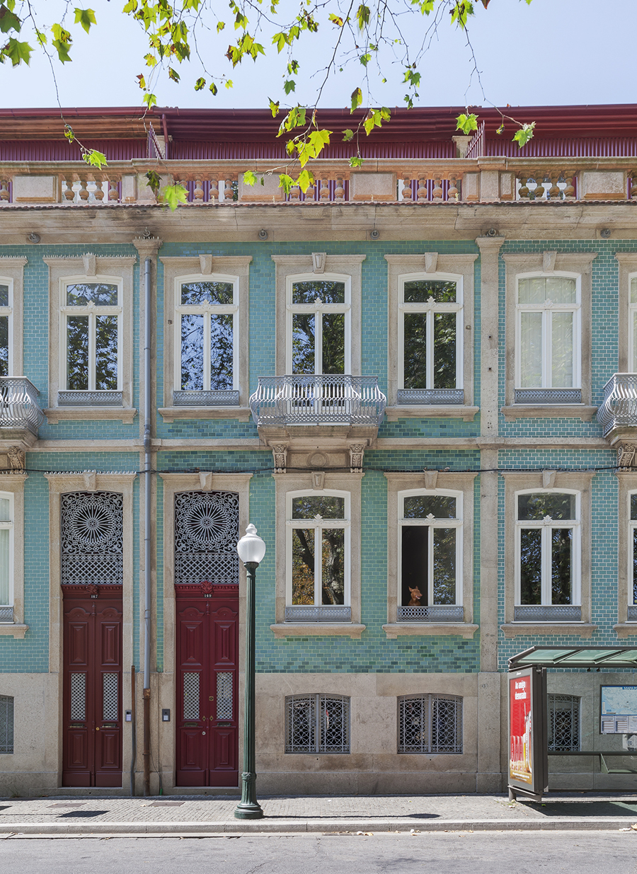 Fachada de casa centenária em Portugal