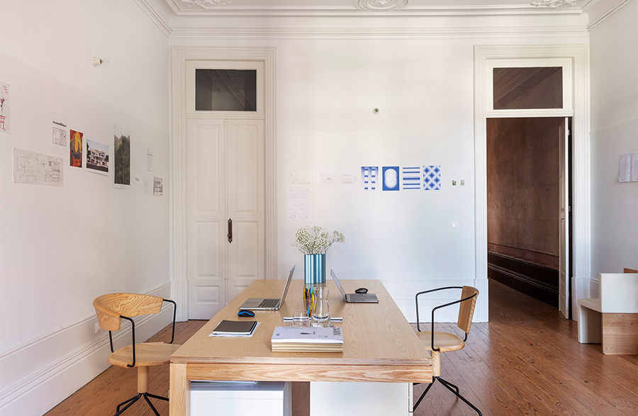 Casa em Portugal com home office minimalista