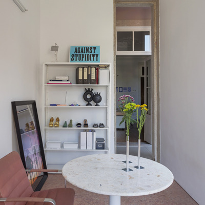Home office com mesa redonda e estante