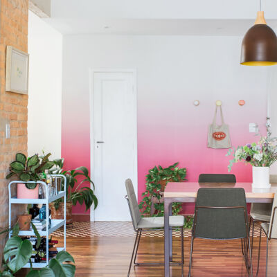 Sala de jantar com papel de parede degradê