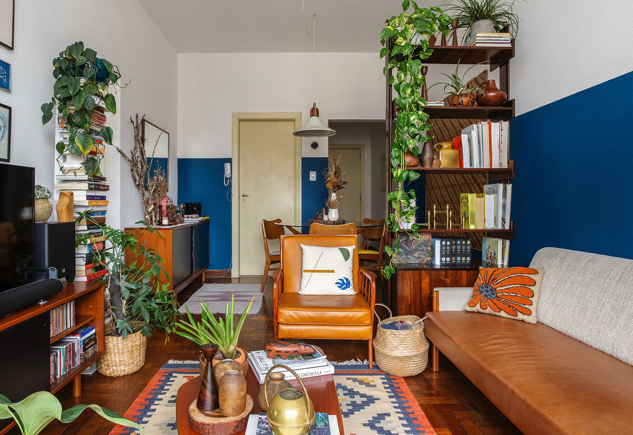 Sala com móveis vintage e paredes azuis