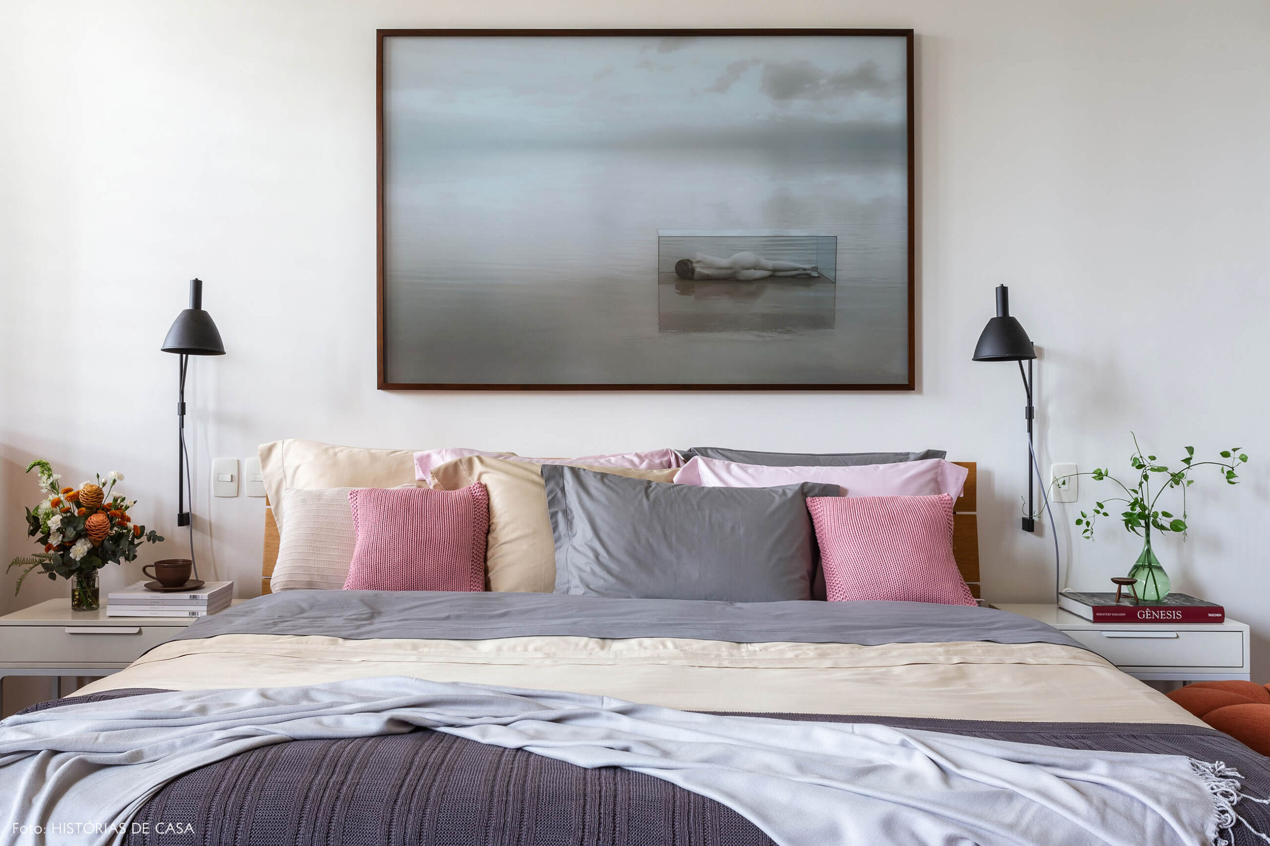 Quarto com roupa de cama em tons neutros, enxoval-cápsula Mundo do Enxoval