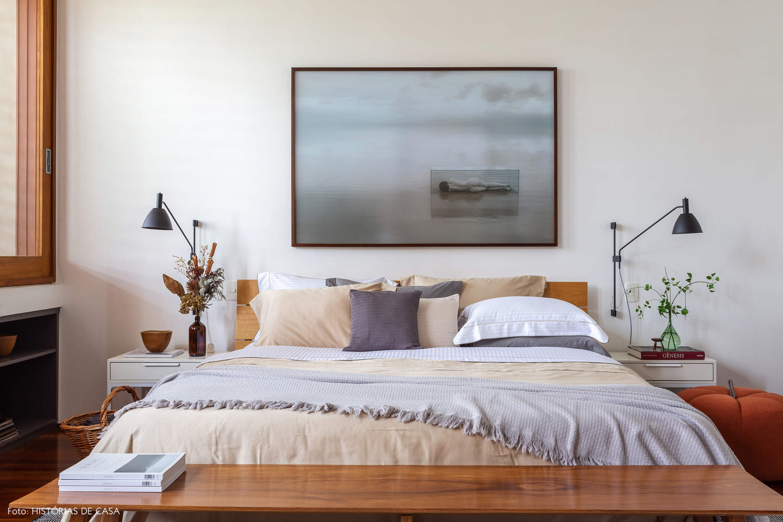 Quarto com roupa de cama em tons neutros, enxoval-cápsula Mundo do Enxoval