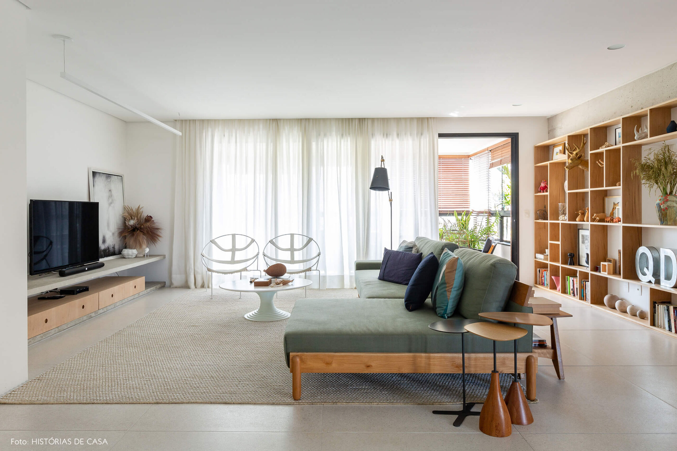 Sala de estar integrada em tons neutros