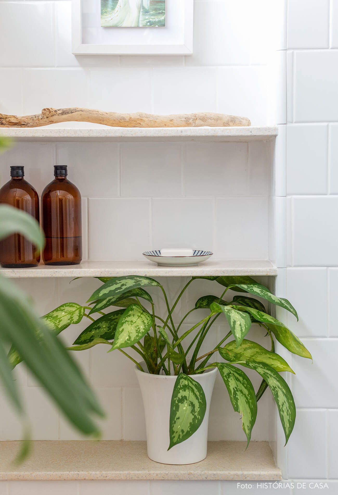 Banheiro reforma, Antes e Depois, prateleiras dentro do box