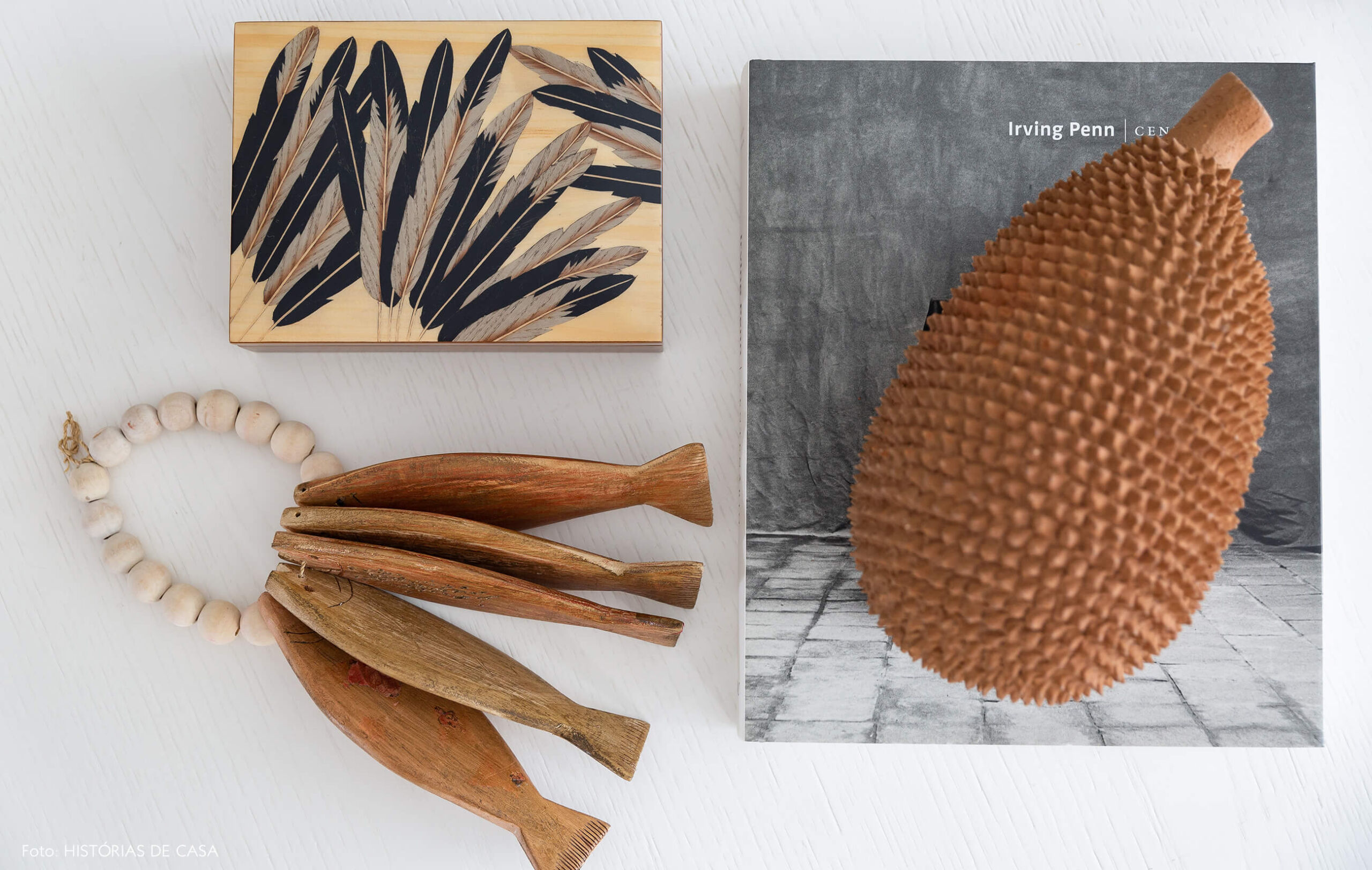 Mesa de centro branca com objetos de madeira