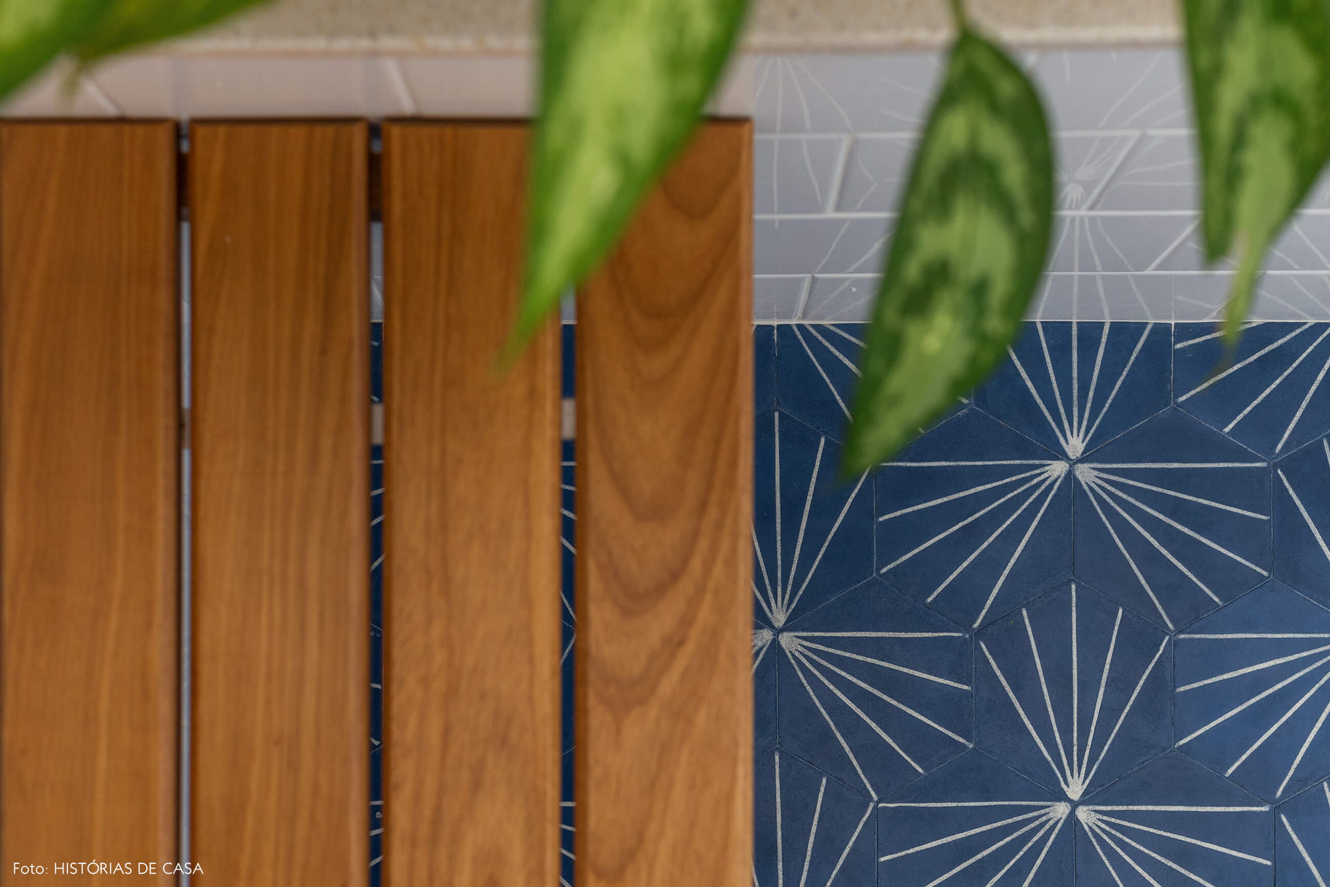 Banheiro reformado, antes e depois, banco dentro do box