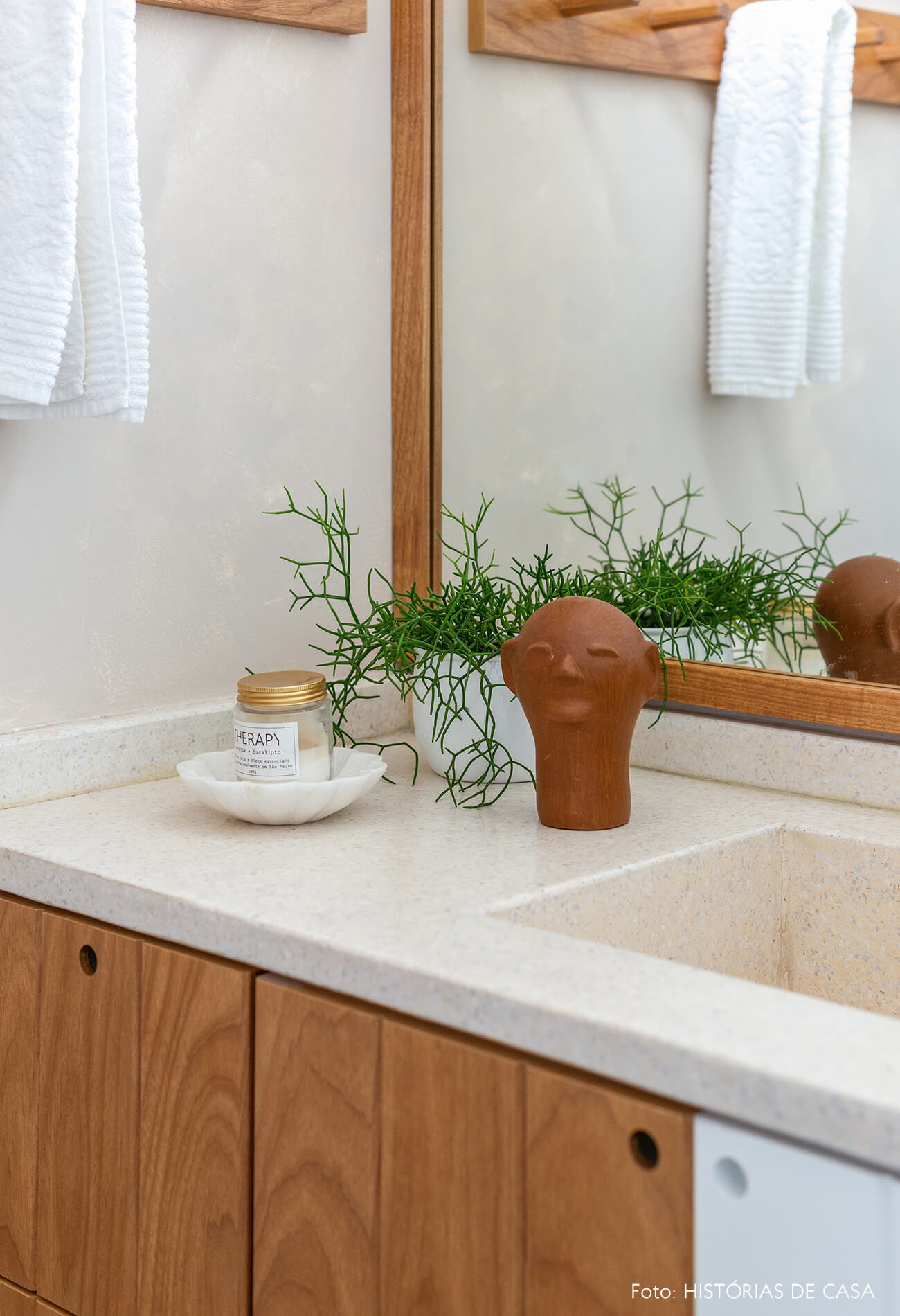 Banheiro reformado, Antes e Depois, bancada de granilite e texturas naturais