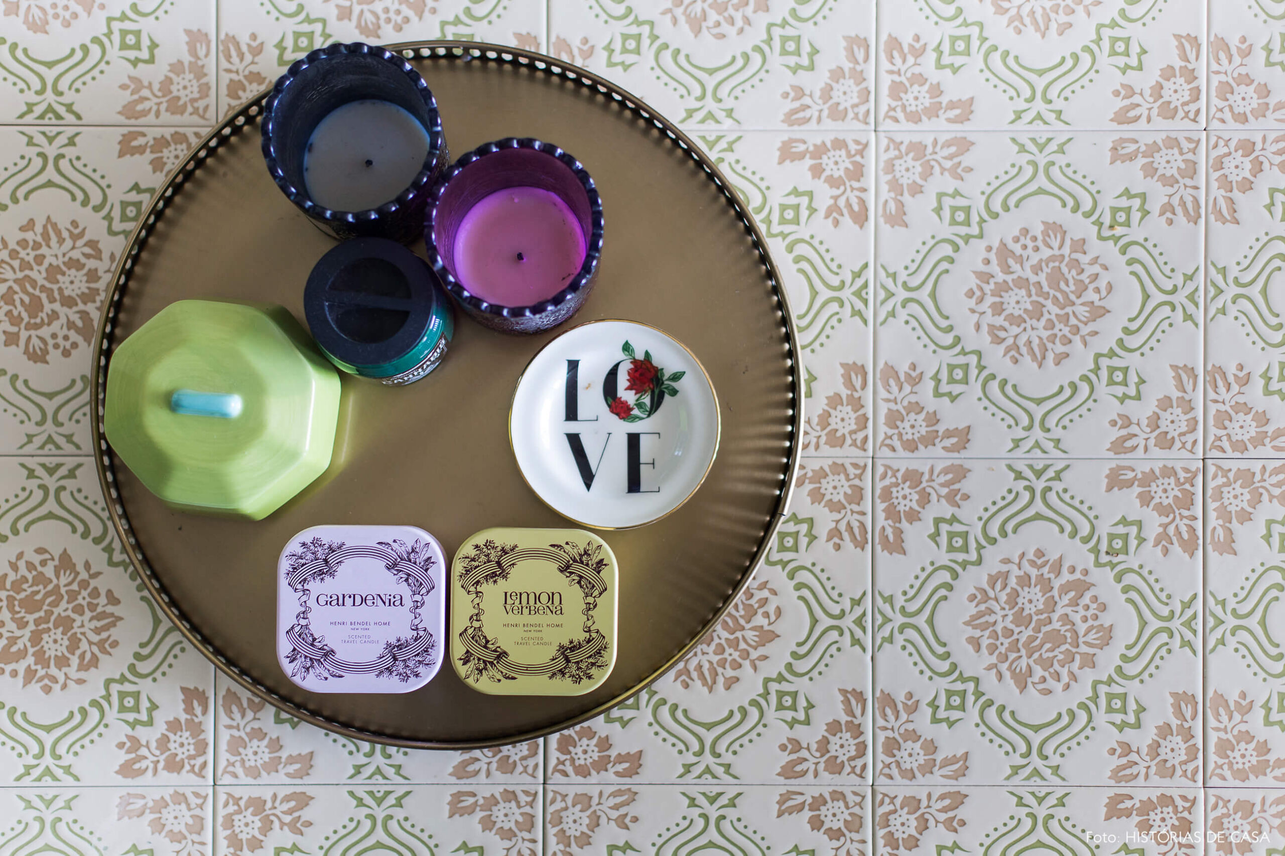 Mesa de centro com tampo de azulejos