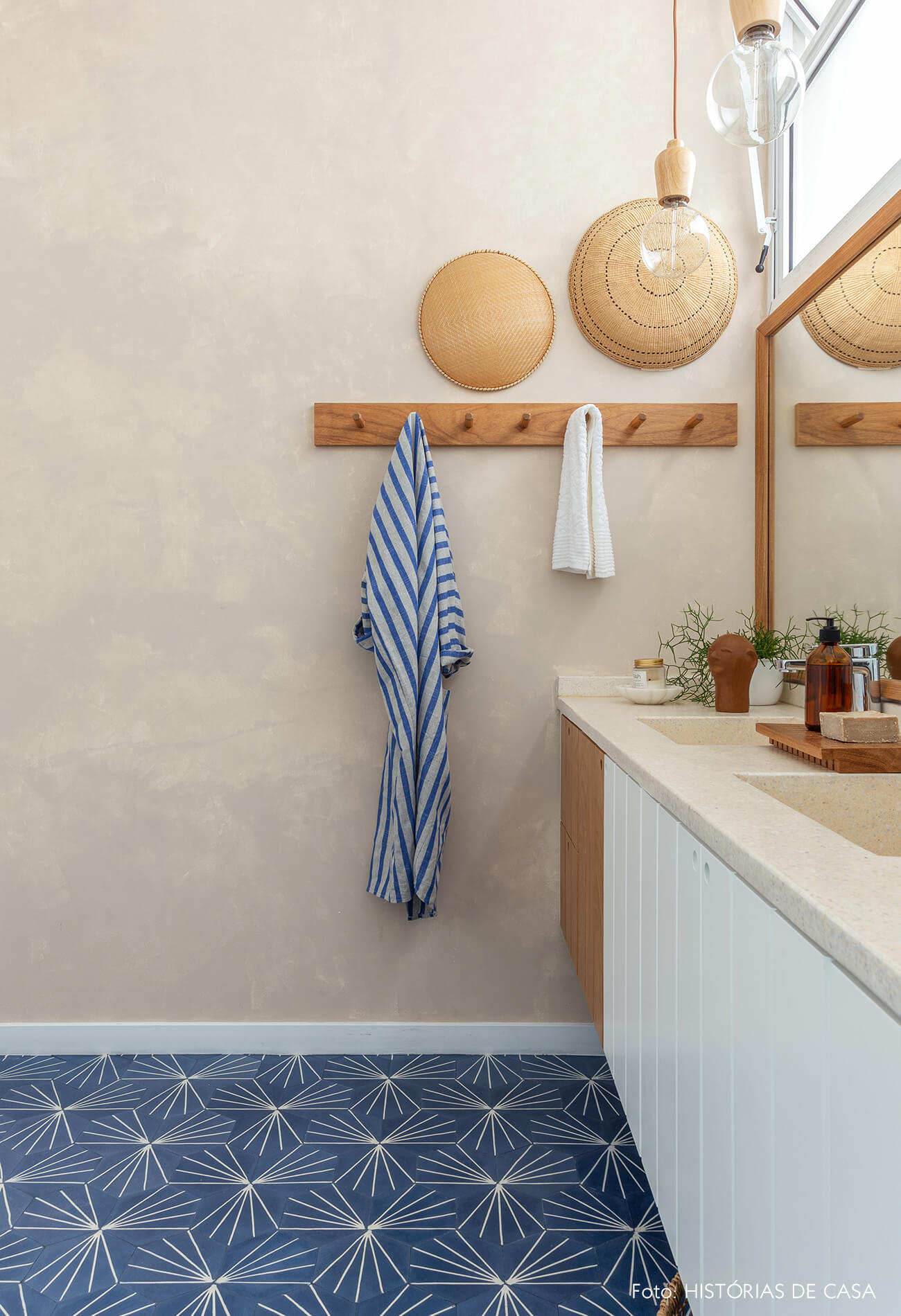 Banheiro reformado, Antes e Depois, parede com pintura em tons neutros