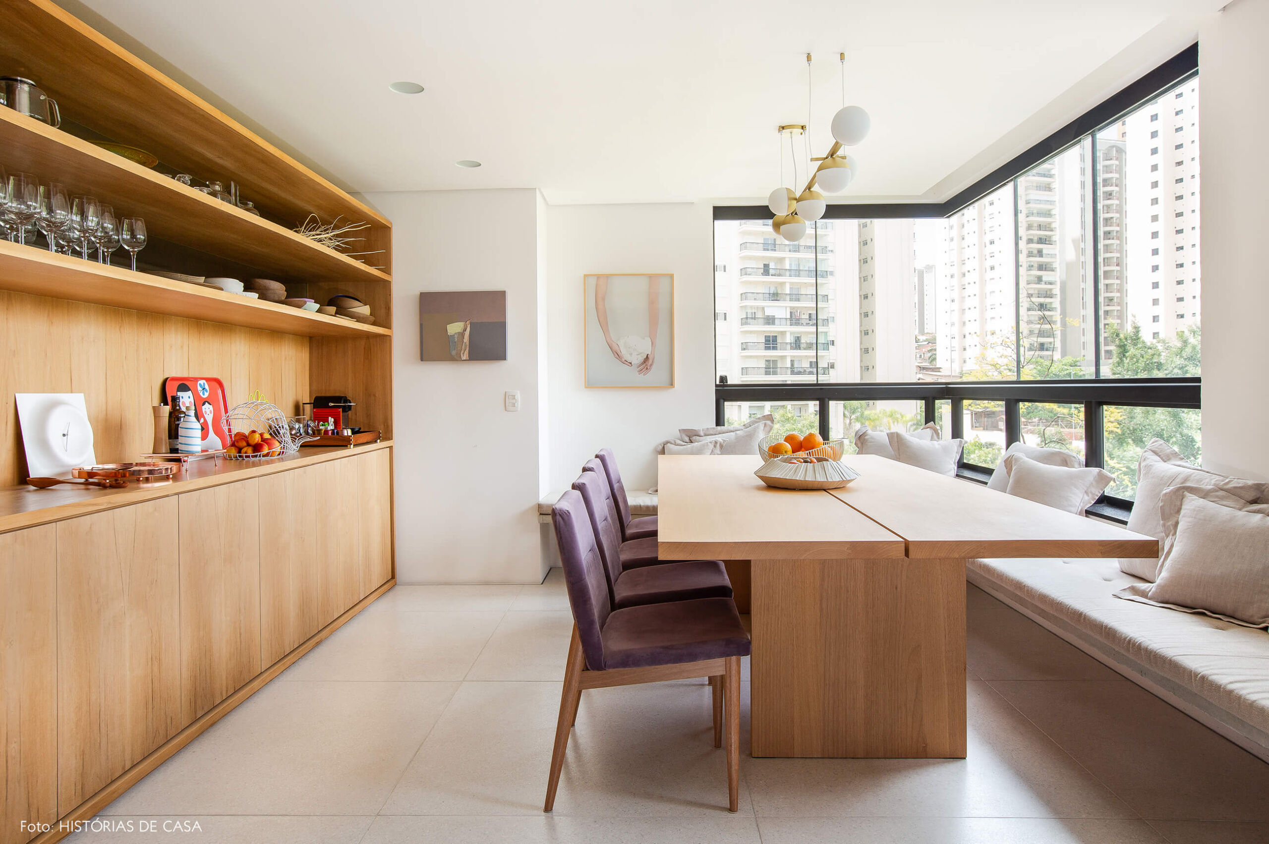 Sala de jantar na varanda com mesa de madeira