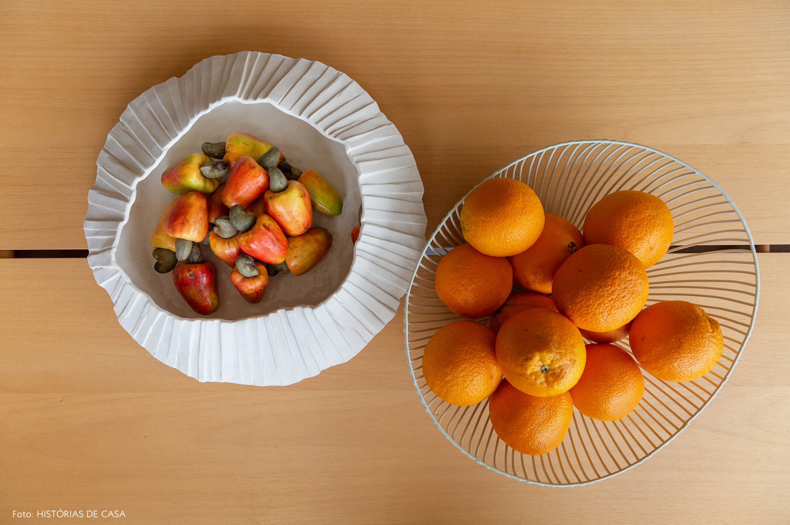 Mesa de jantar de madeira com fruteiras