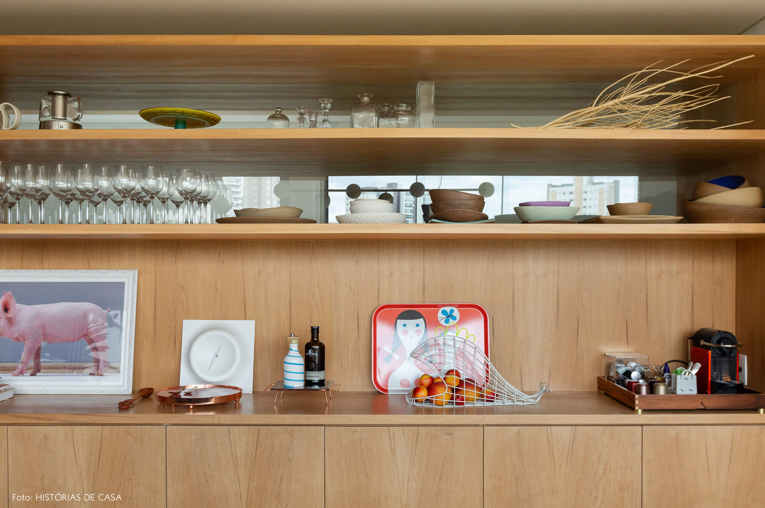 Sala de jantar com estante de madeira e fechamento de vidro