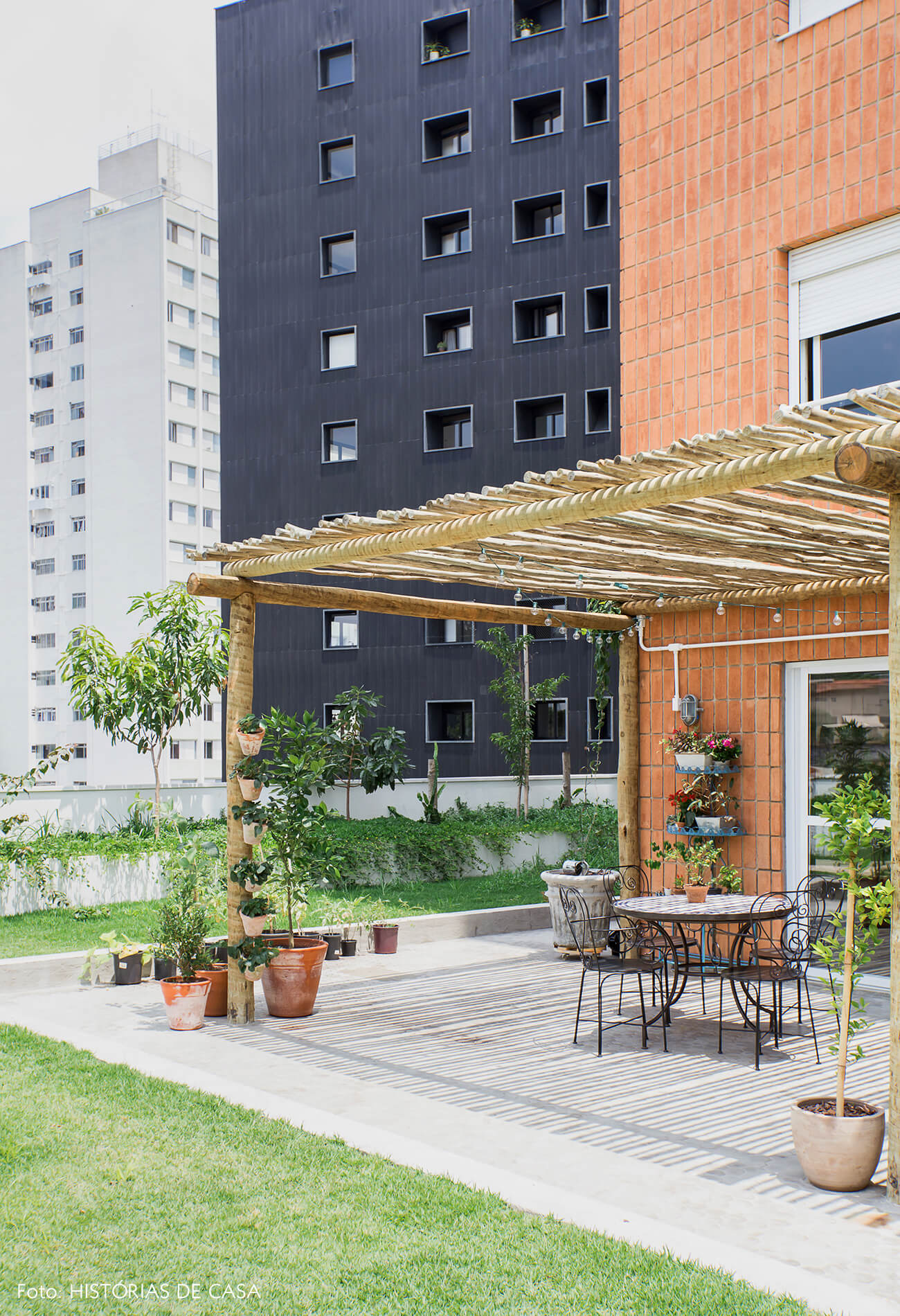 Apartamento térreo com terraço e pergolado de eucalipto