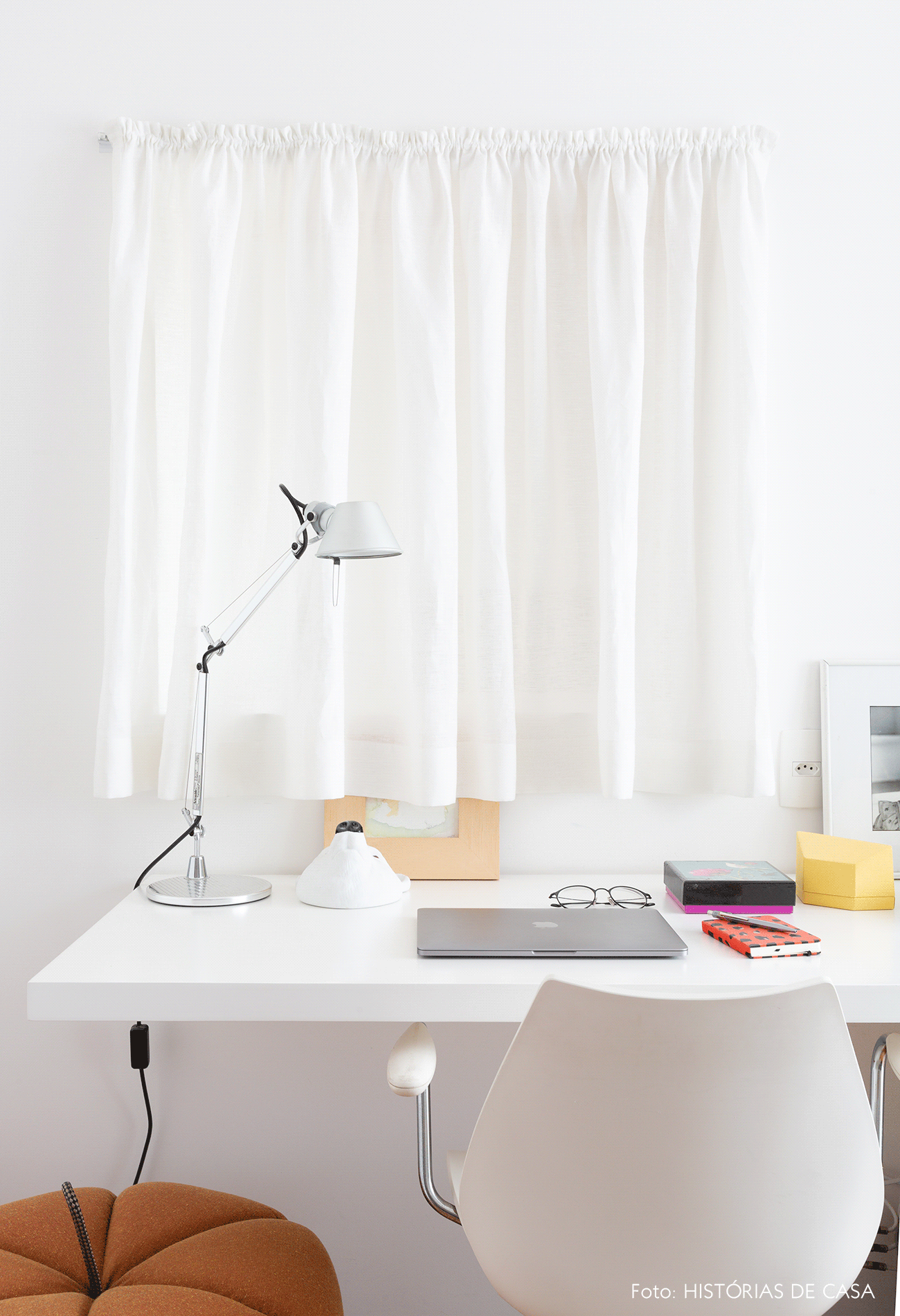 Home office com bancada e cortina branca
