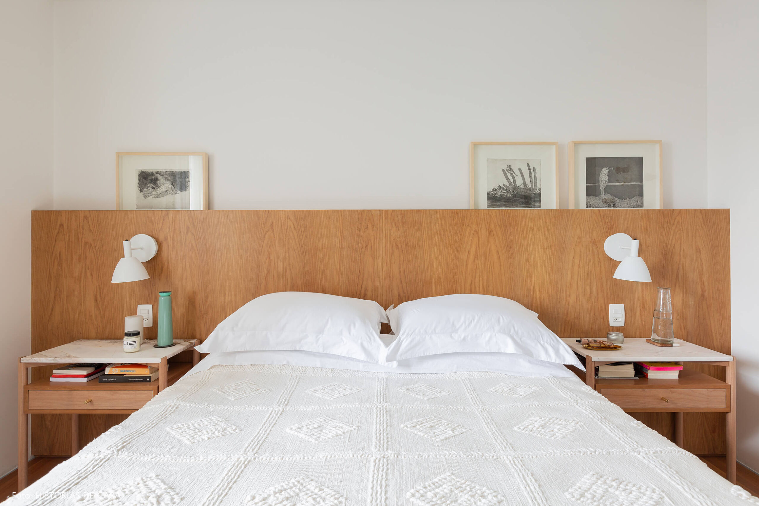 Quarto com cabeceira de madeira e tons neutros
