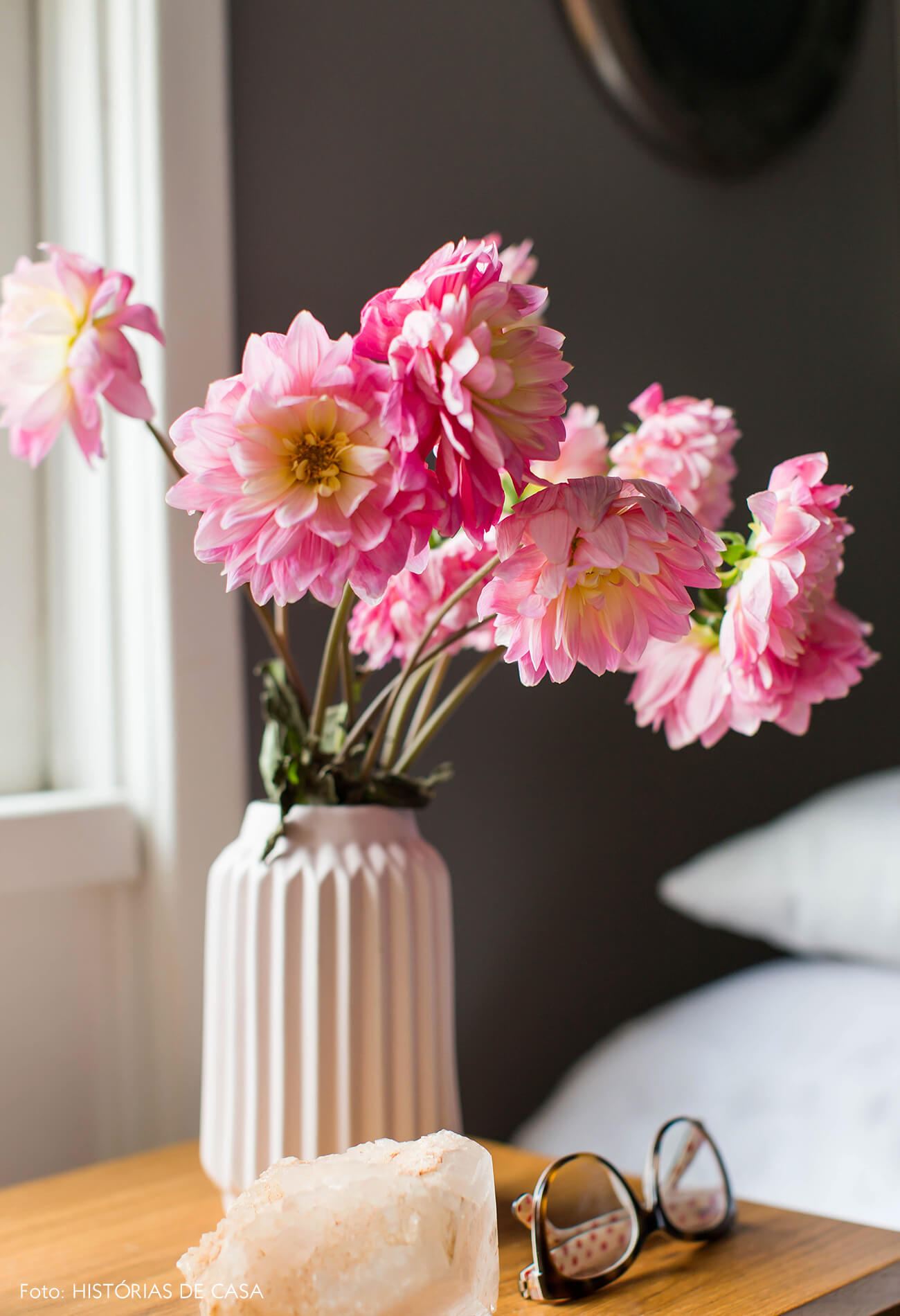 Vaso rosa claro com arranjo de flores