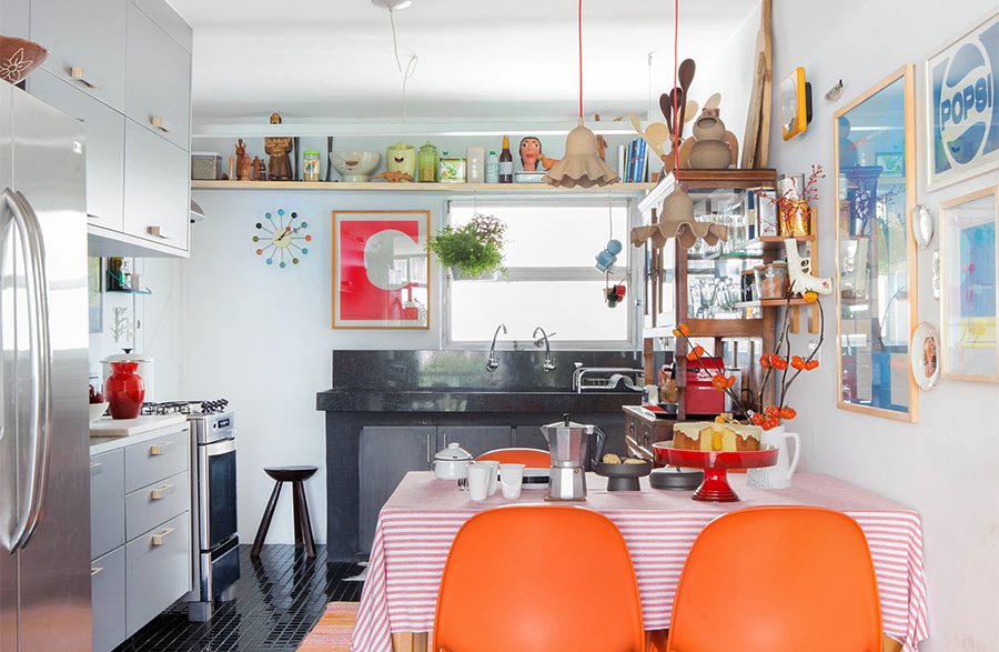 Cozinha com cadeiras coloridas e piso preto