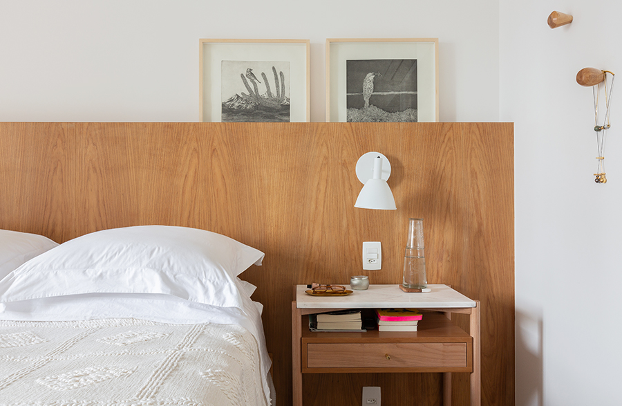 Quarto com cabeceira de madeira