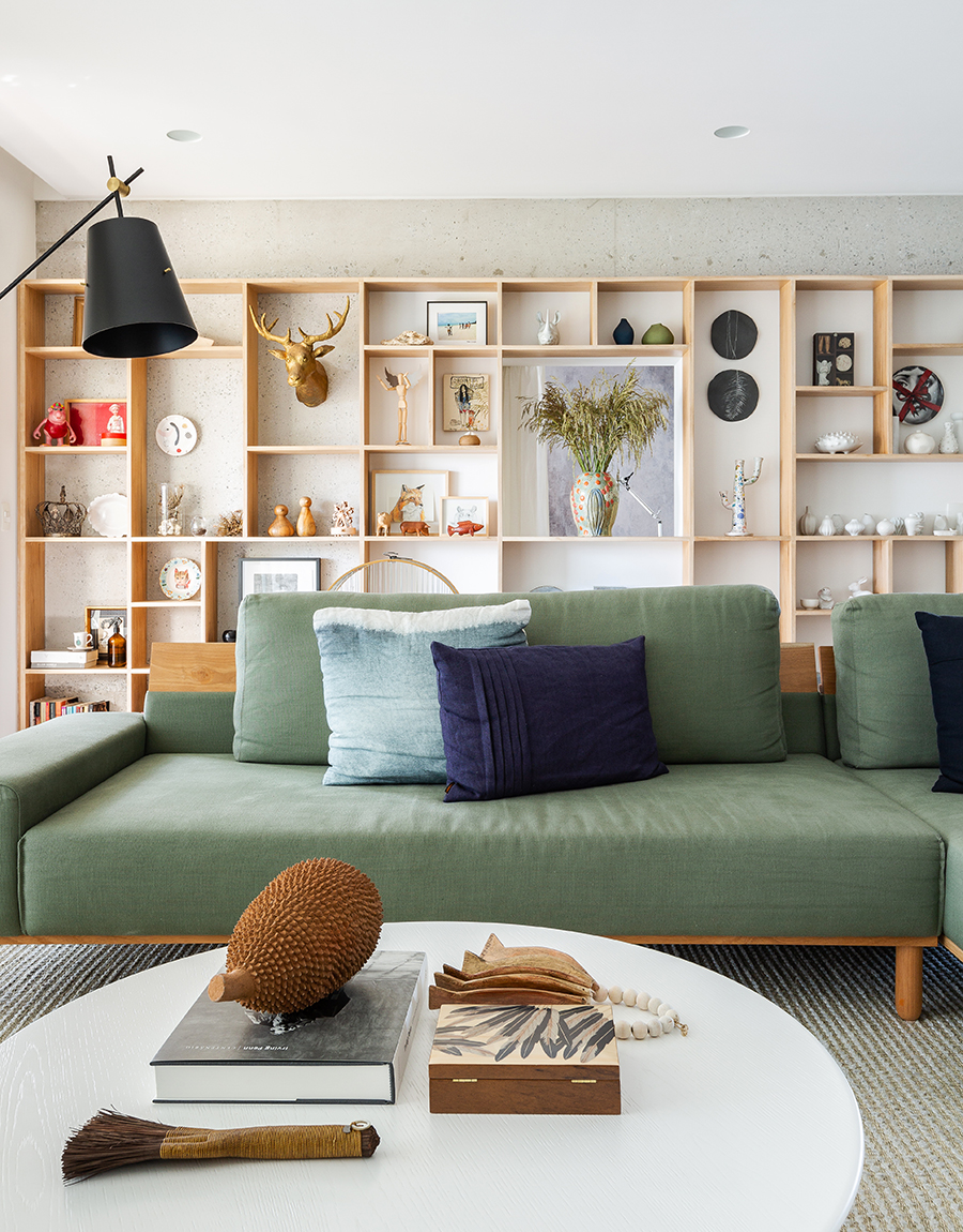Sala com estante atrás do sofá