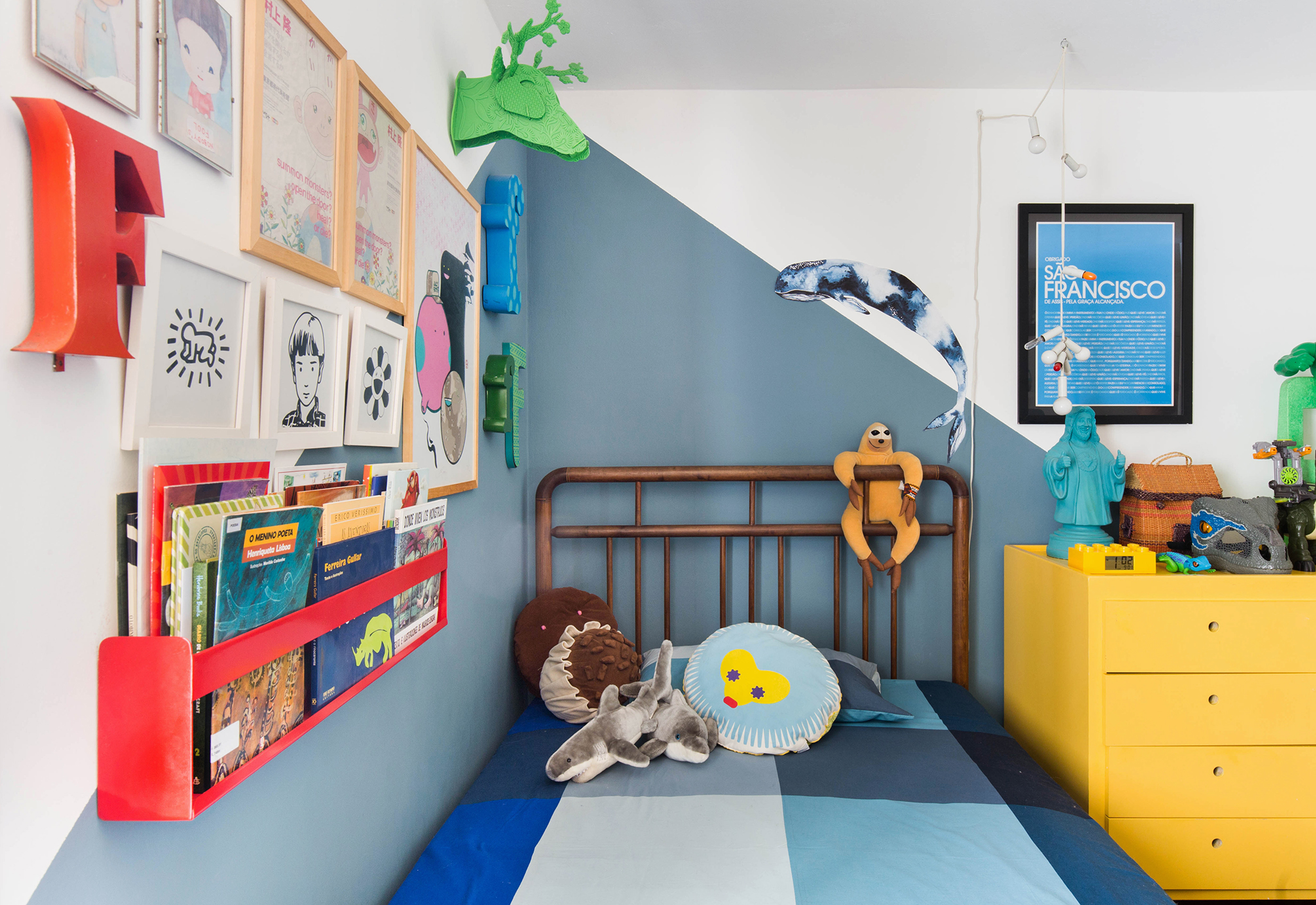 Quarto de criança com parede pintada de azul