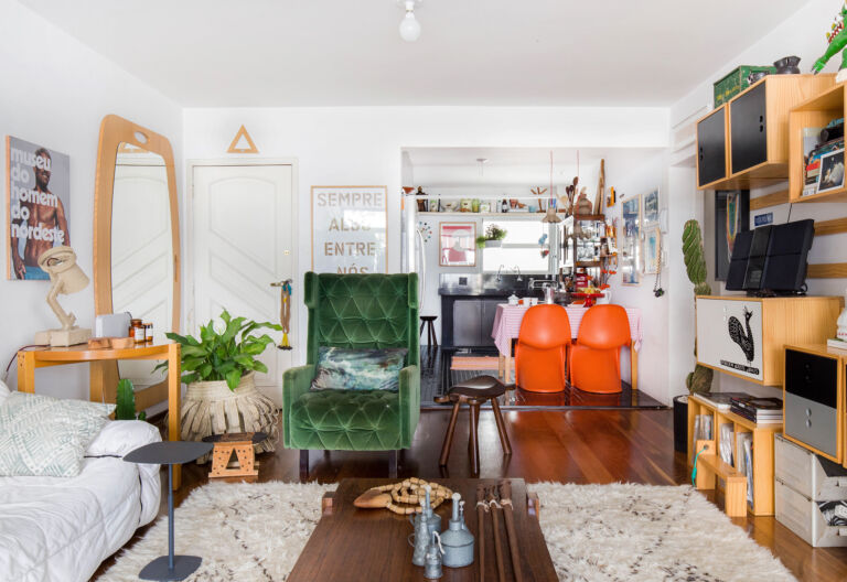Sala integrada com decoração colorida