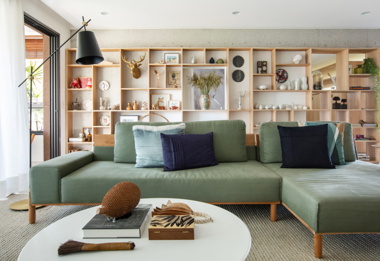 Sala com estante atrás do sofá