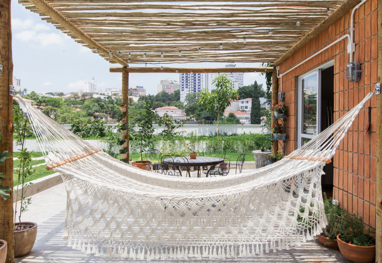 Apartamento térreo com jardim e pergolado