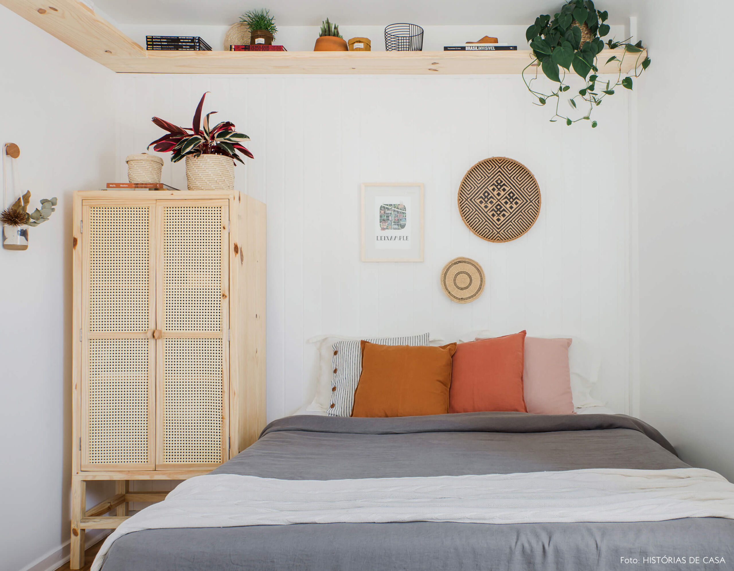 Antes e Depois. Quarto com painel de lambri e armário de palhinha.
