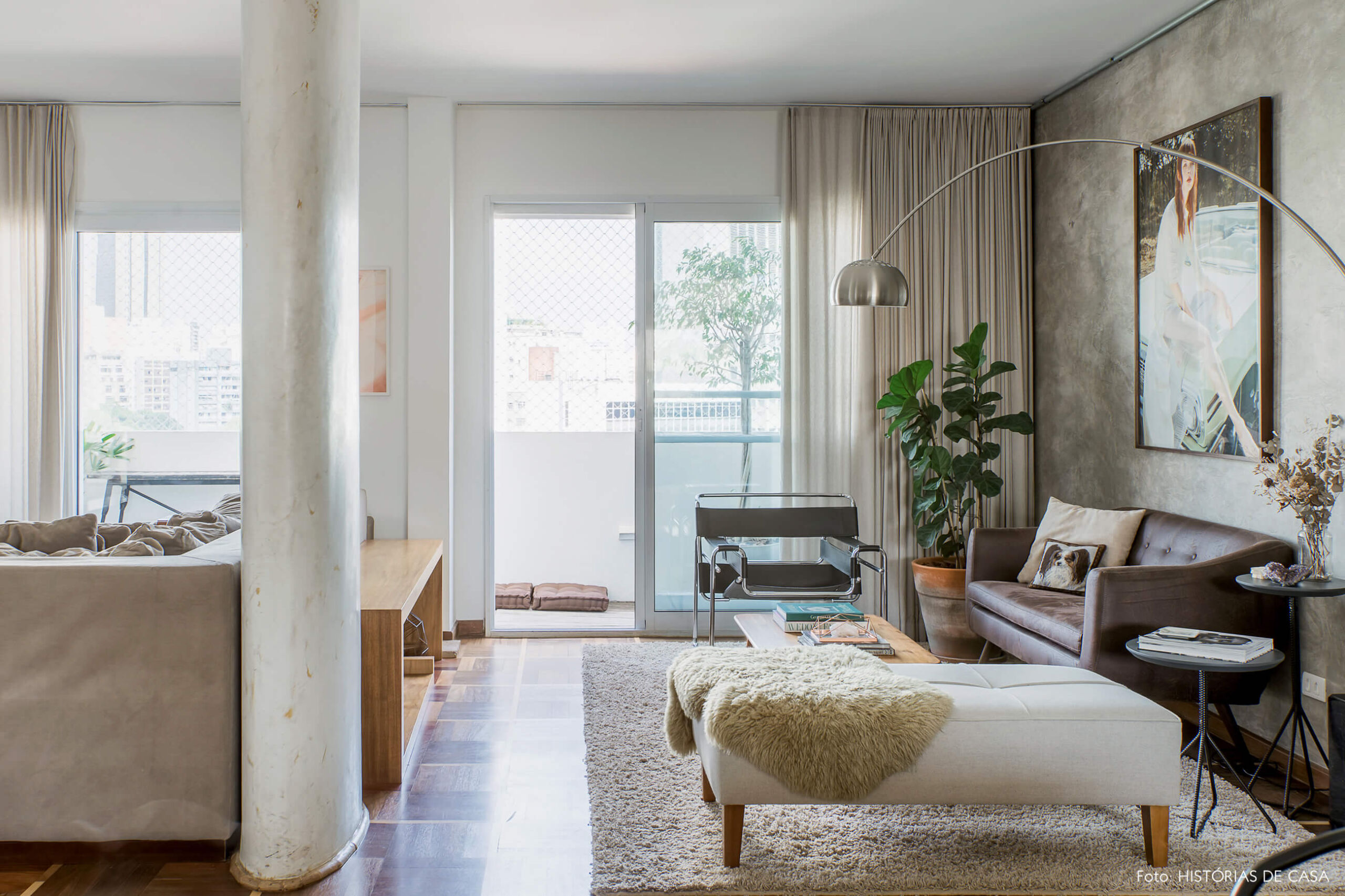 Apartamento com sala integrada e piso de parquet