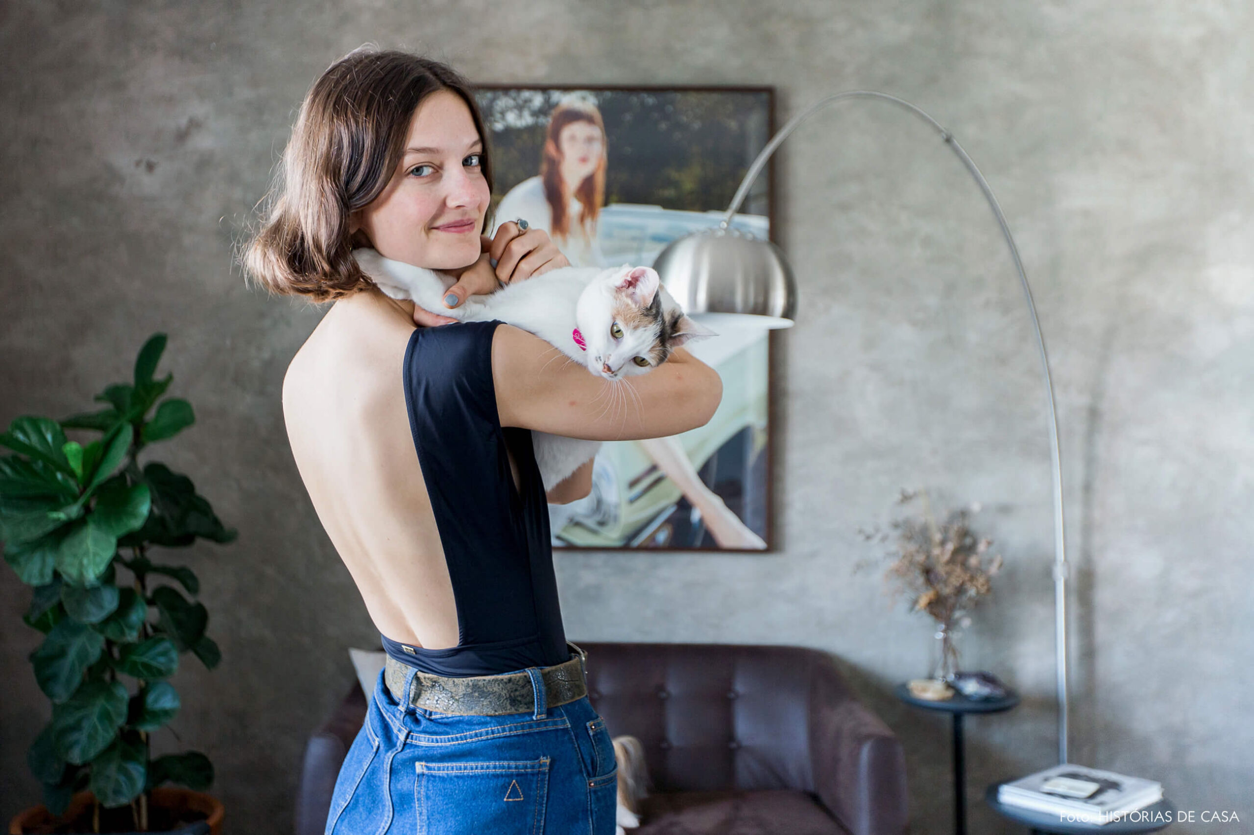 Parede de cimento queimado no apê da modelo Jessica Pauletto