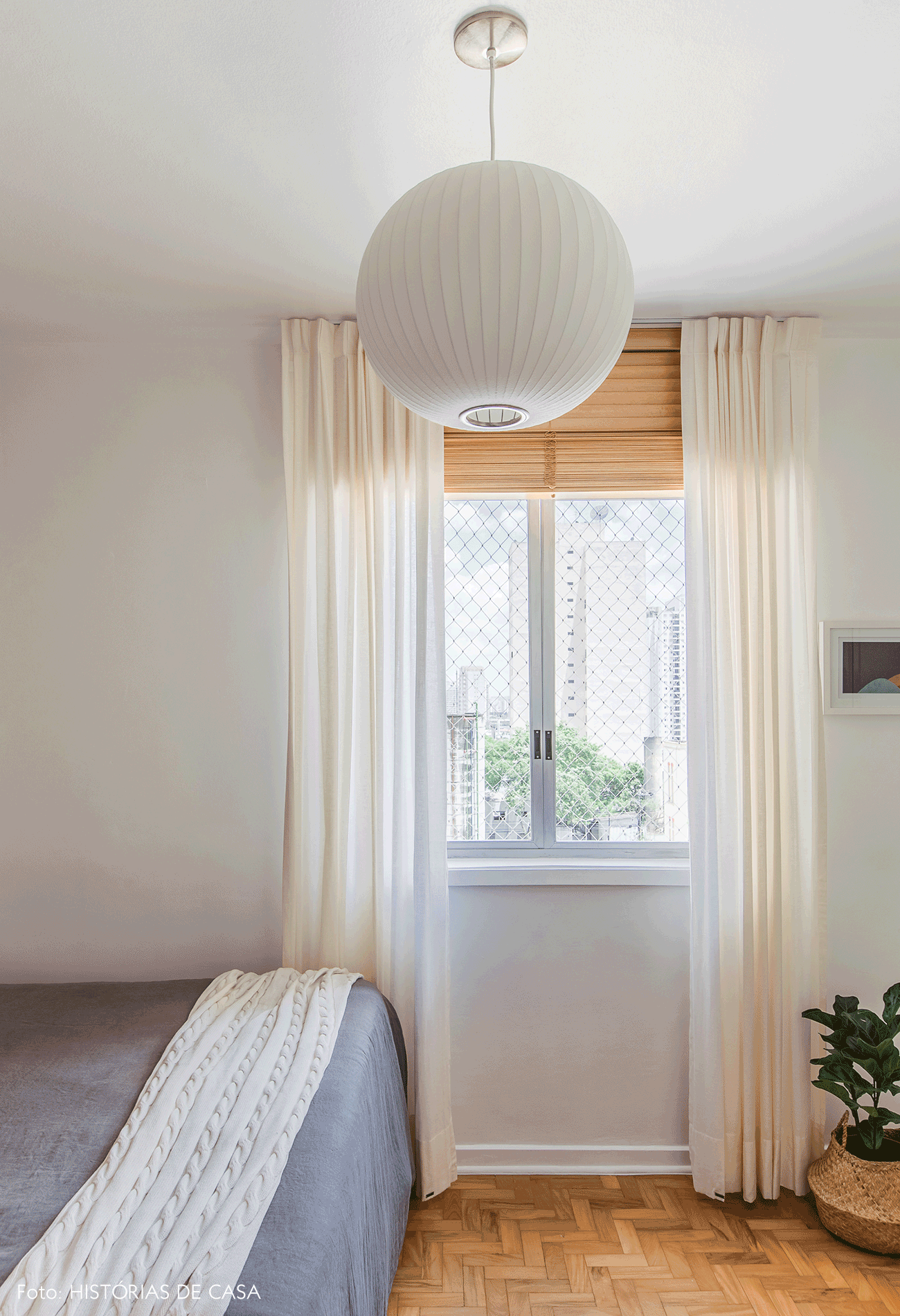 Janela com persianas de madeira e cortinas de tecido
