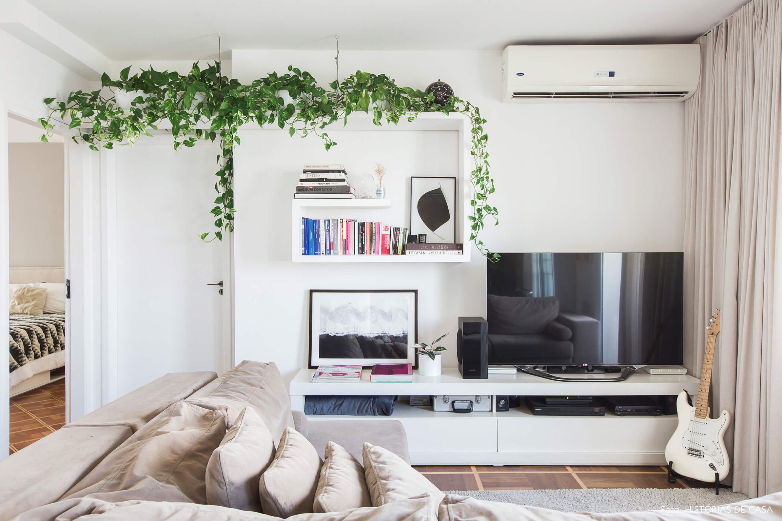 Estante branca na sala com plantas pendentes