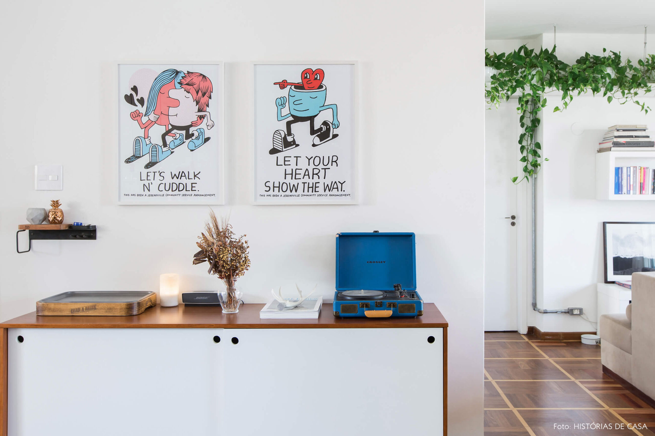 Apartamento com buffet branco e decoração industrial