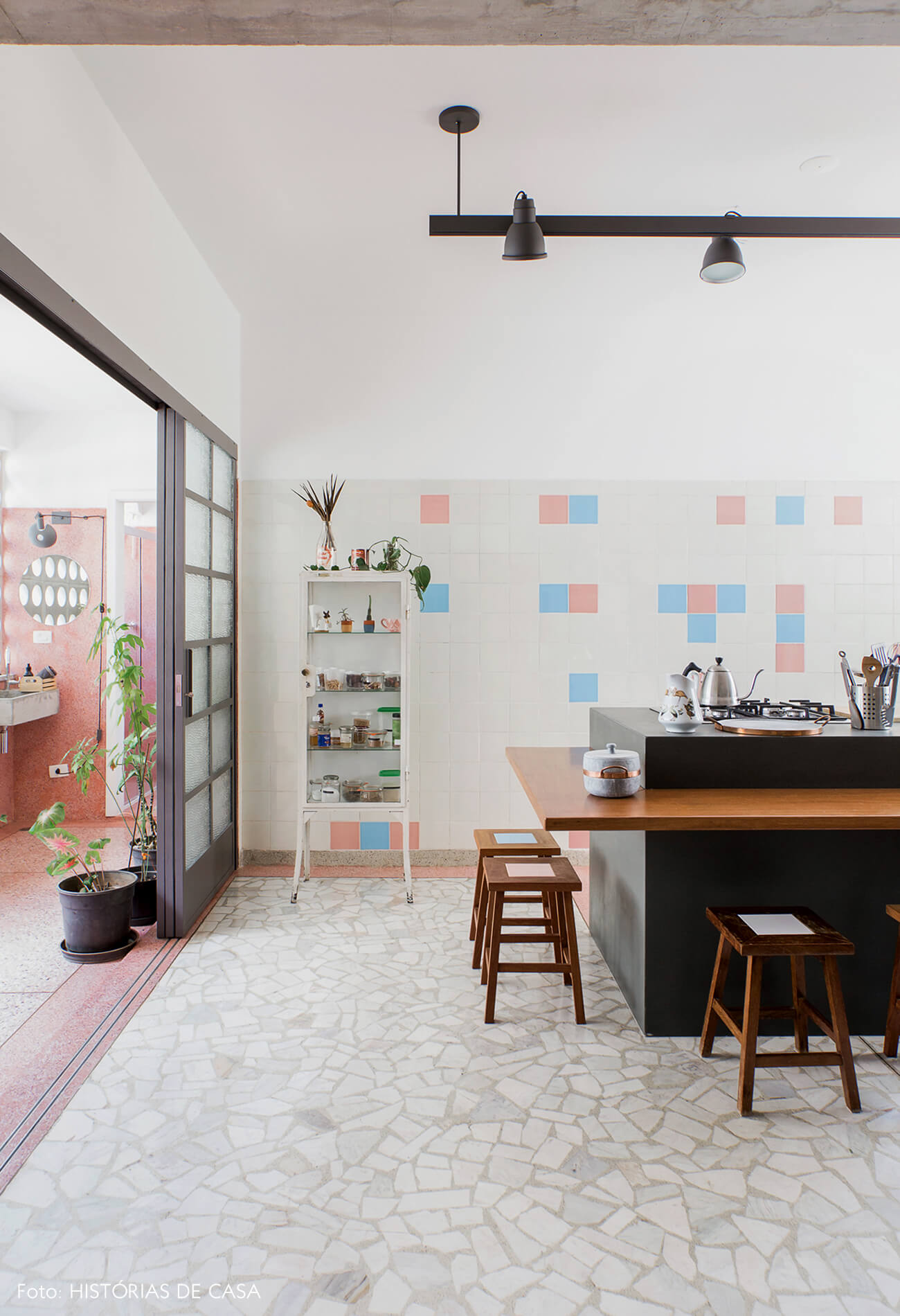 Cozinha vintage reformada com piso de granilite e azulejos antigos