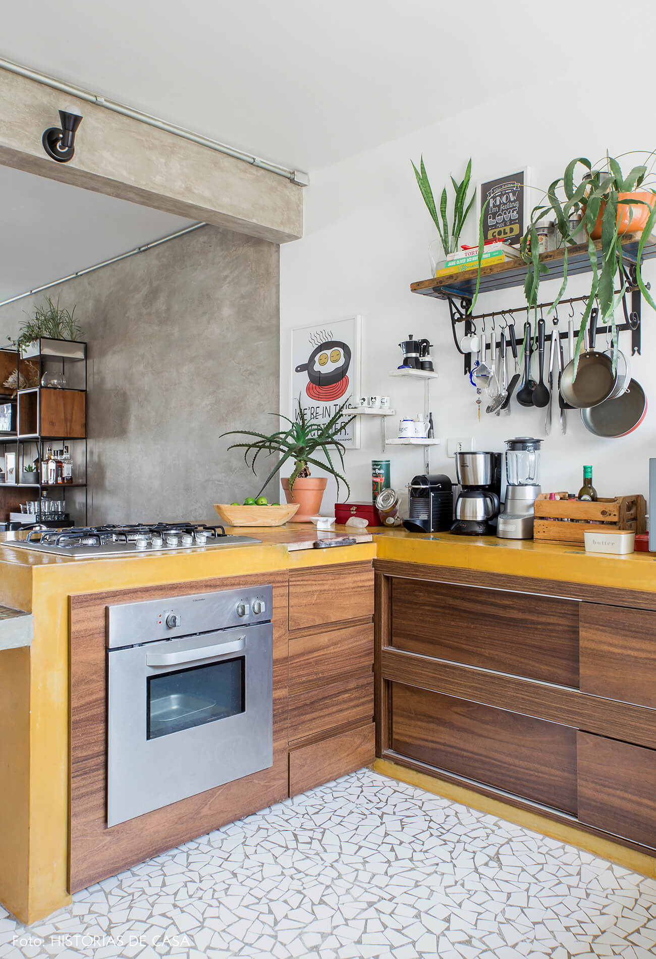 Cozinha integrada com bancada de cimento queimado amarelo