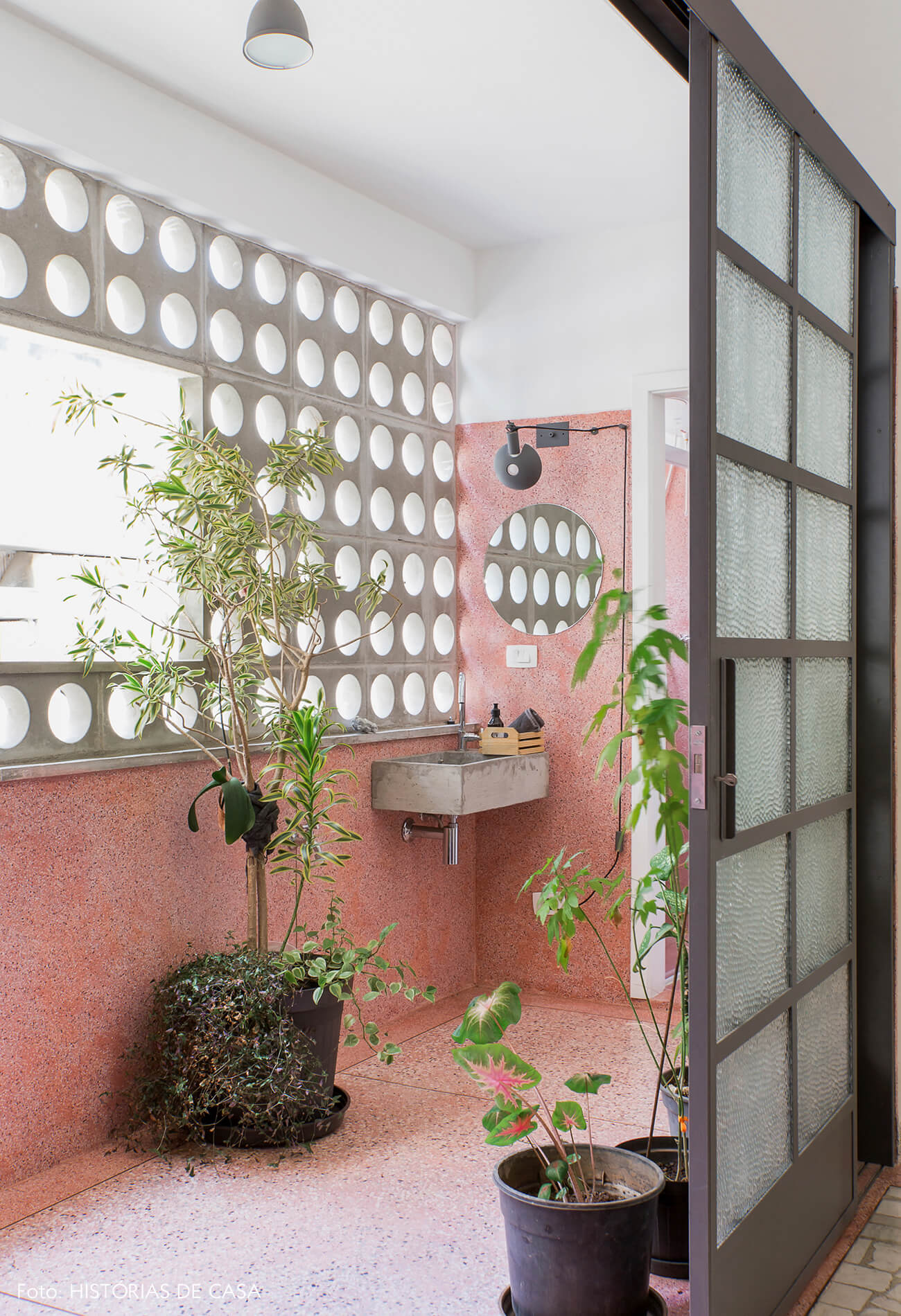 Varanda com piso e paredes de granilite rosa e muitas plantas, plants on pink