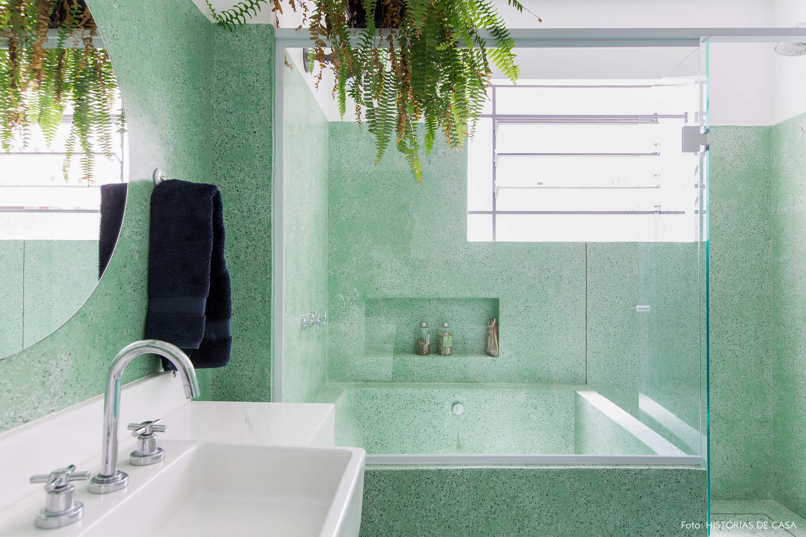 Banheiro com piso e paredes de granilite verde, green terrazzo
