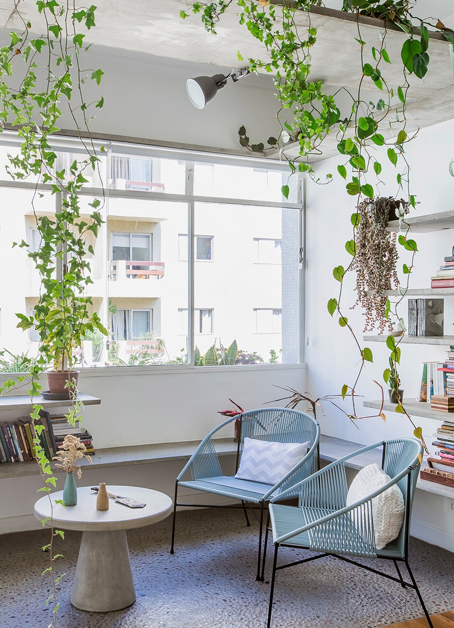 Apartamento com sala e varanda integradas e muitas plantas