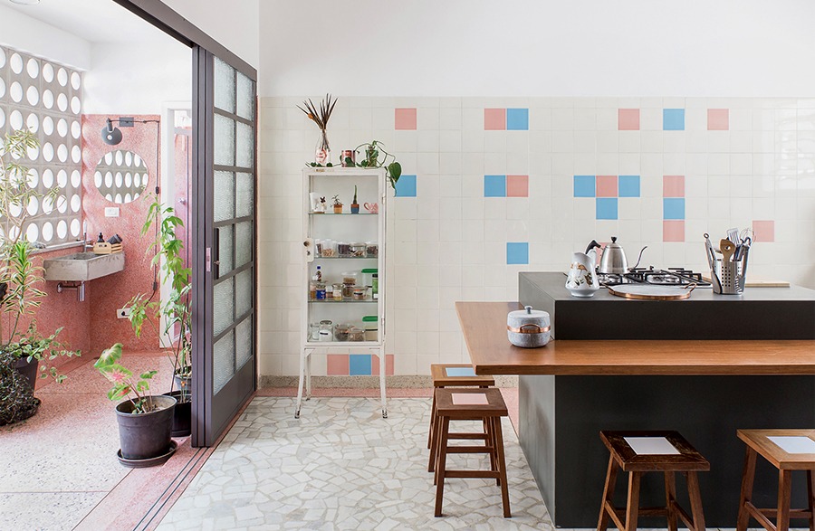 Cozinha antiga reformada com piso de granilite e azulejos vintage