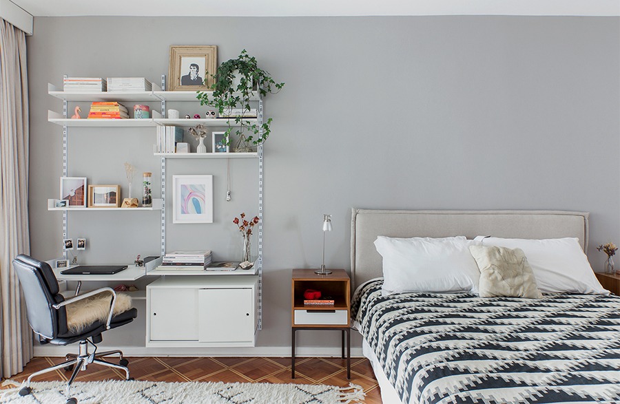Quarto com home office e parede cinza