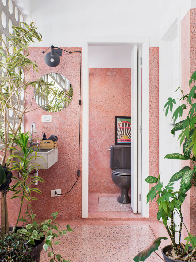 Banheiro com piso e paredes de granilite rosa e muitas plantas, plants on pink