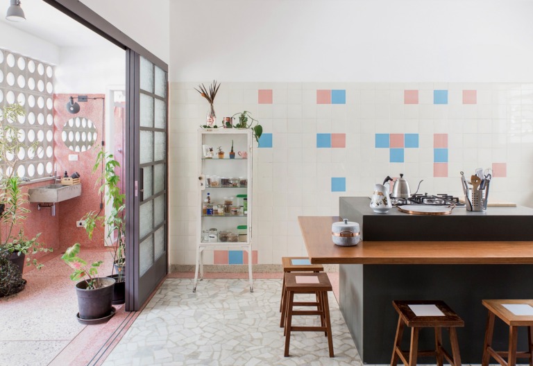 Cozinha antiga reformada com piso de granilite e azulejos vintage