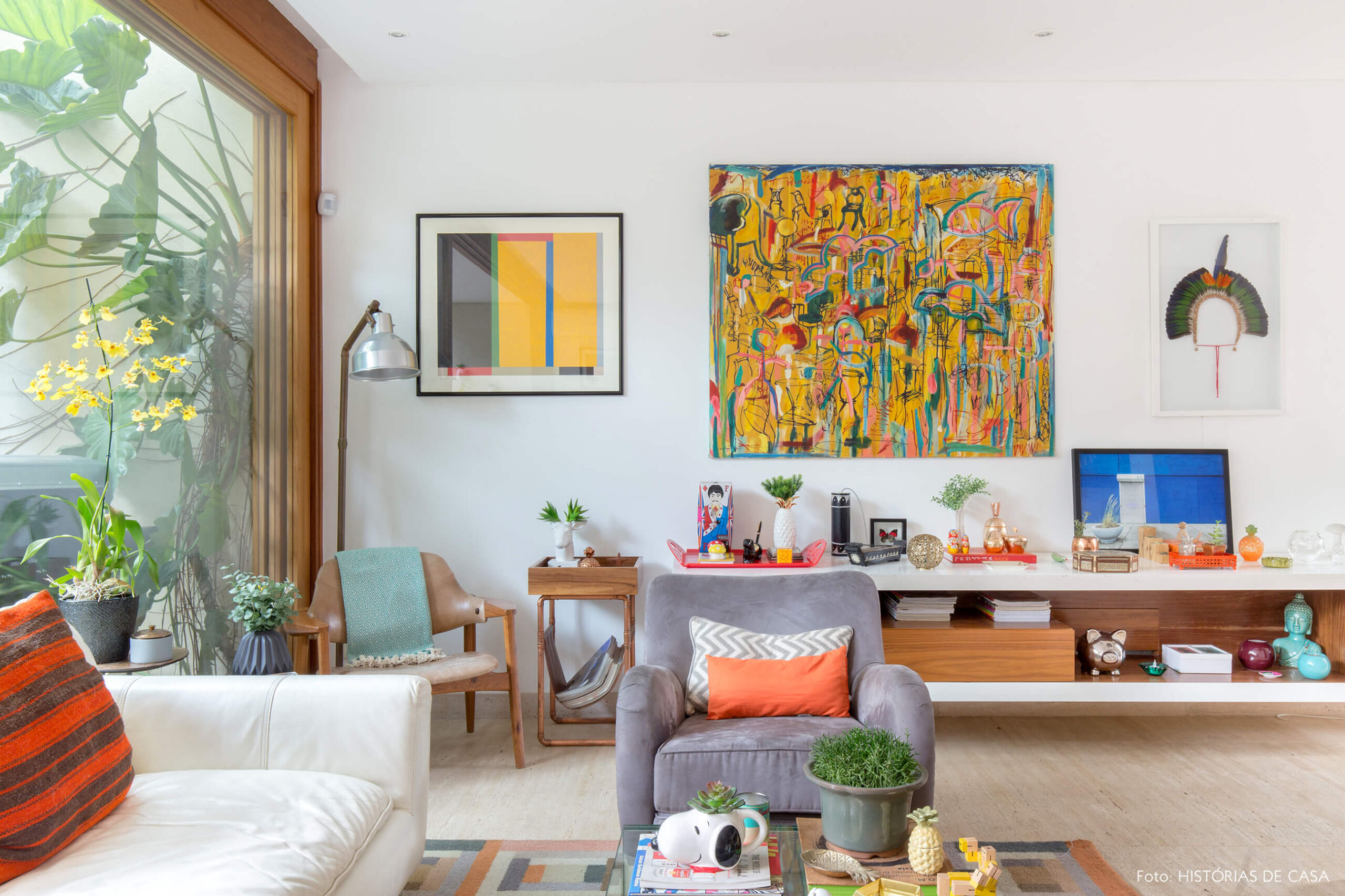 Casa com decoração colorida e sala integrada ao jardim