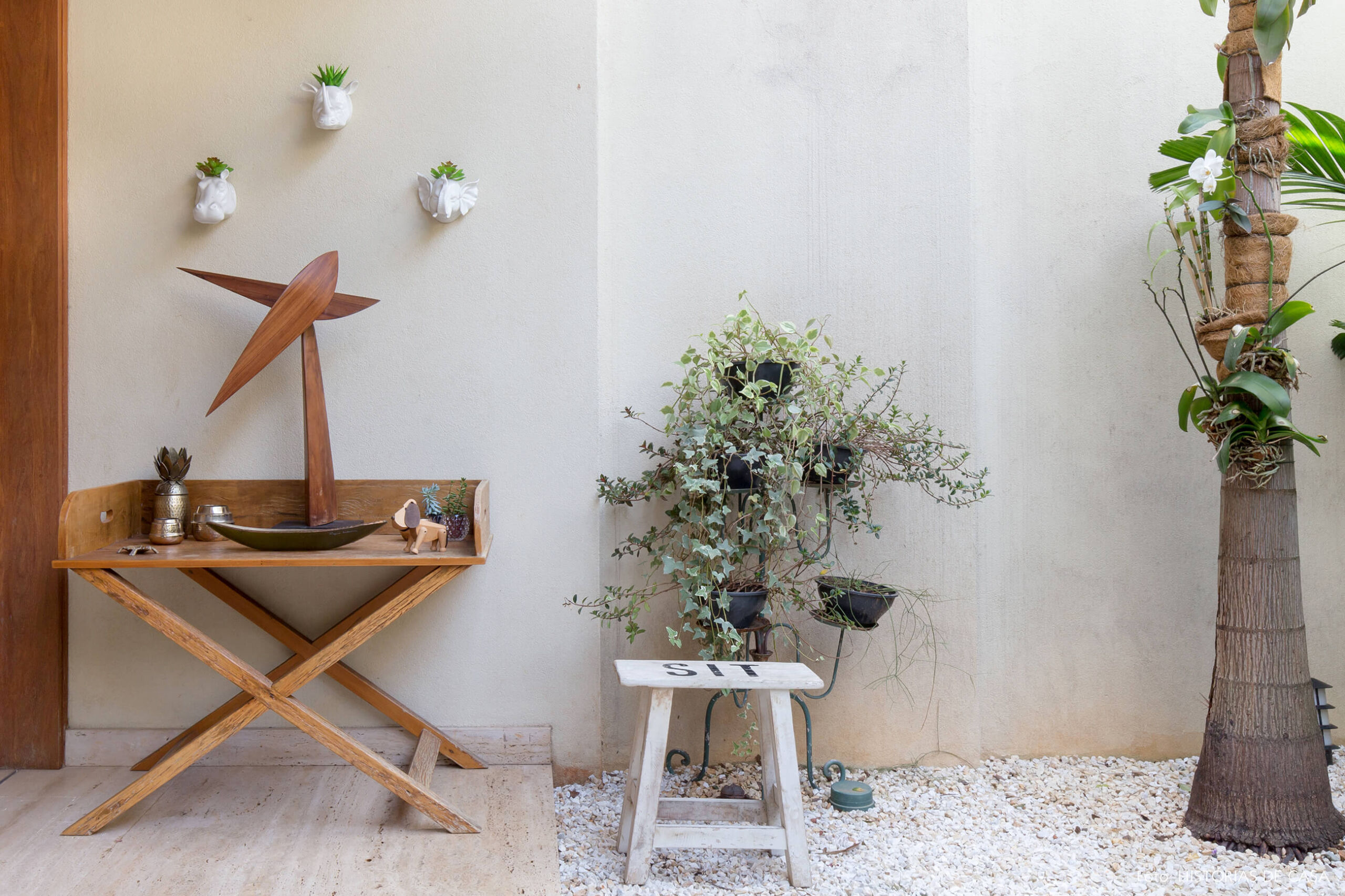Casa com jardim e piso de seixos brancos