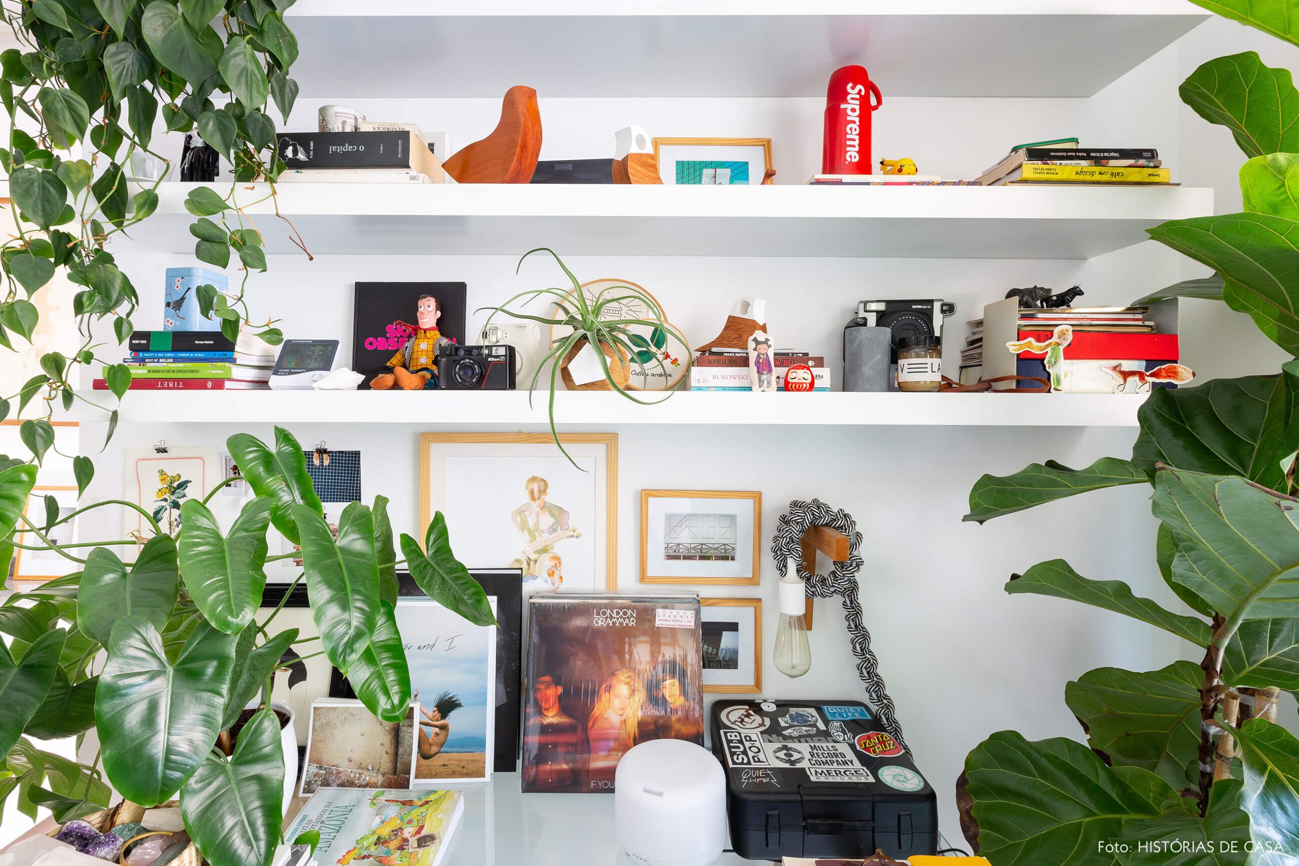Apartamento pequeno com muitas plantas e home office na sala